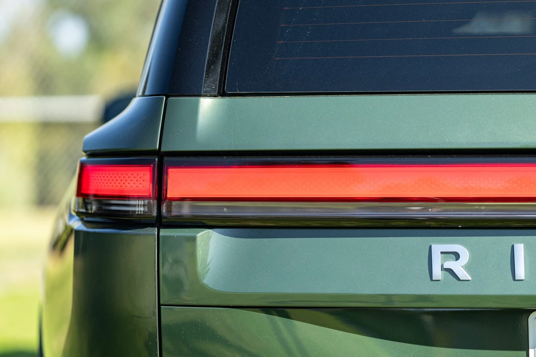 2023 Rivian R1S - Image 16 of 31