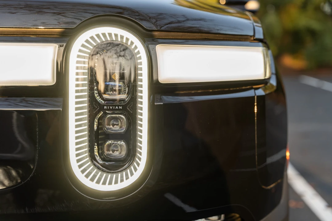 2023 Rivian R1S - Image 16 of 31