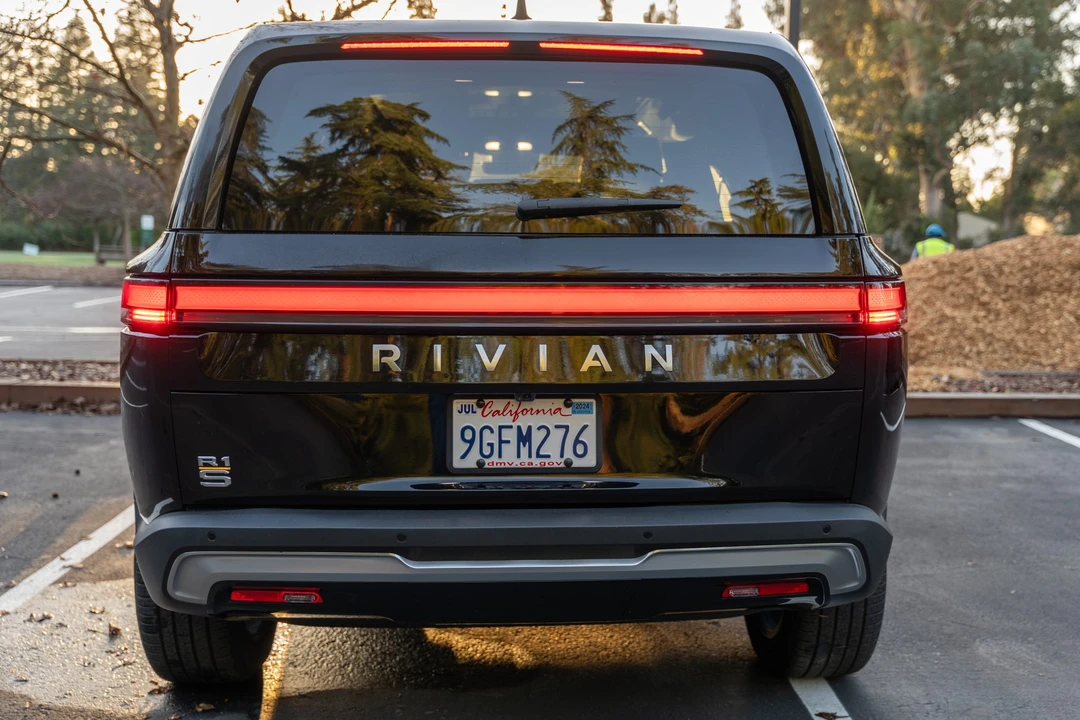 2023 Rivian R1S - Image 28 of 31