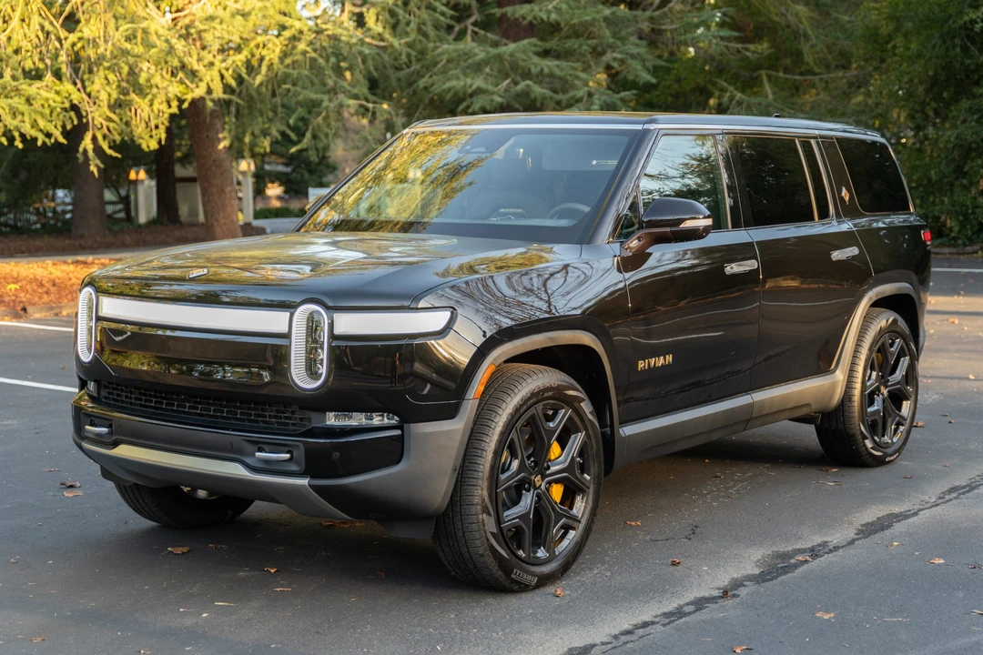 2023 Rivian R1S - Image 2 of 31