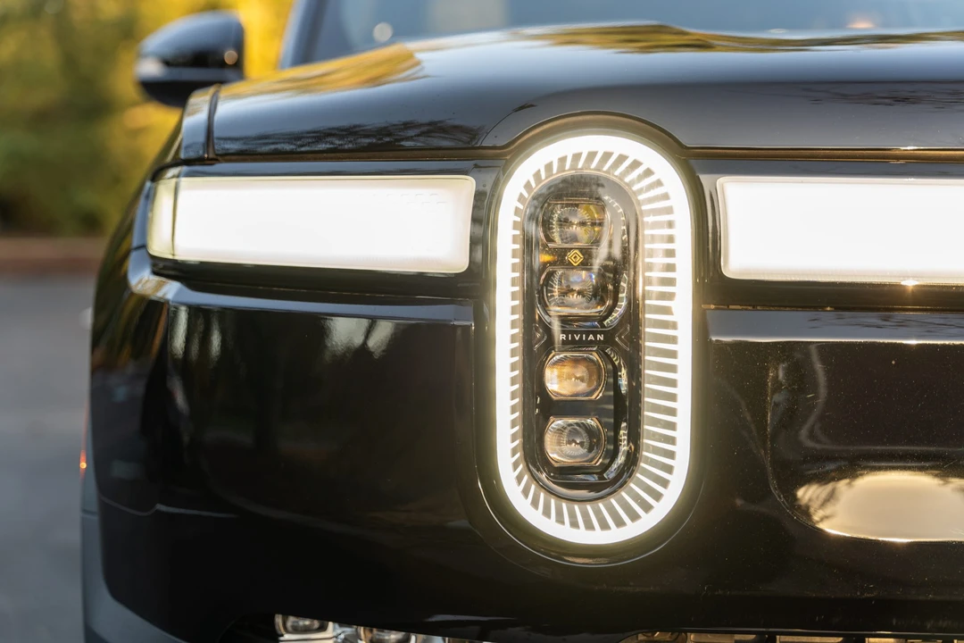 2023 Rivian R1S - Image 15 of 31