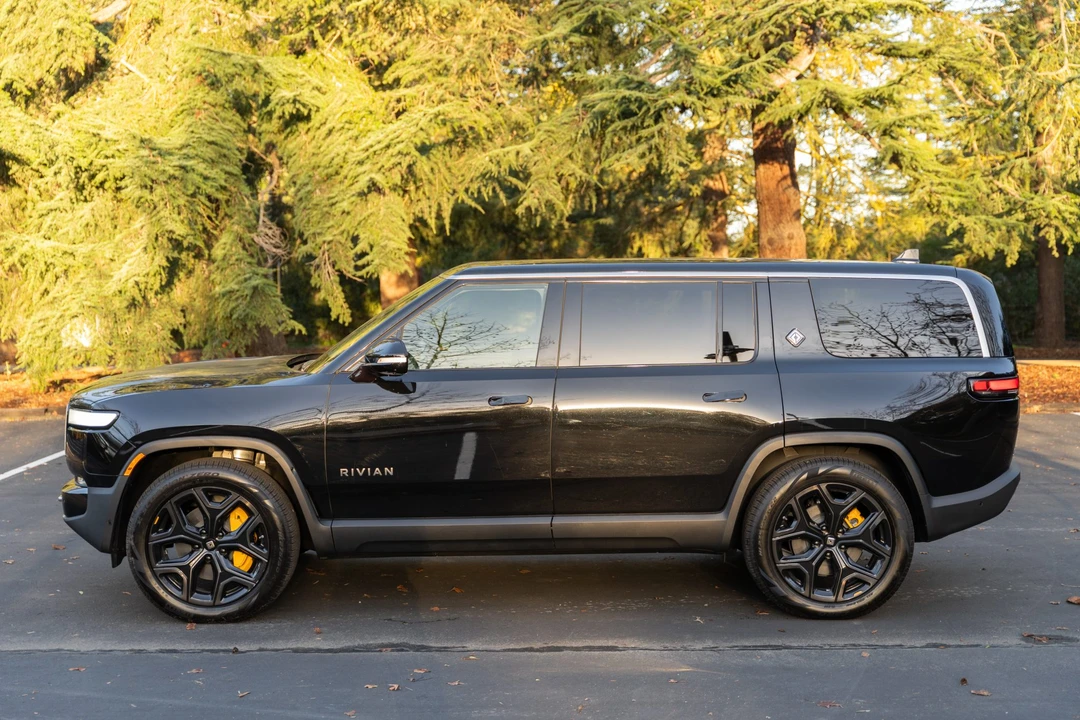 2023 Rivian R1S - Image 4 of 31