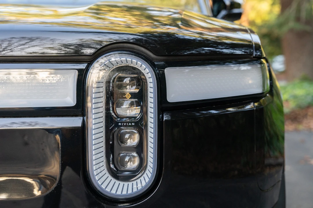 2023 Rivian R1S - Image 14 of 31