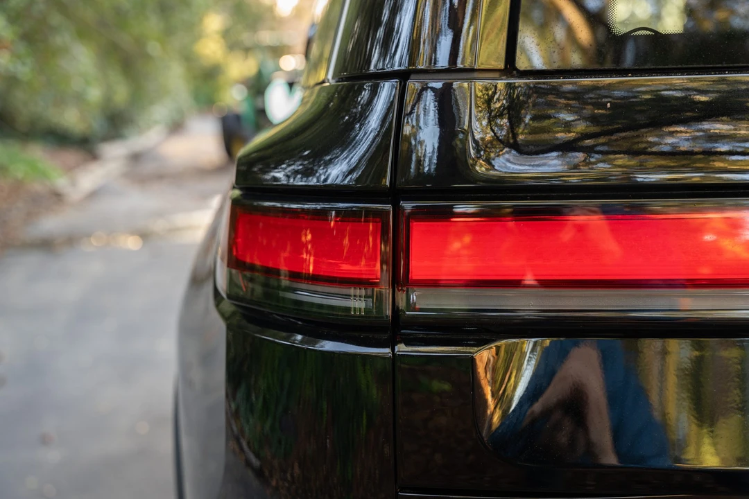 2023 Rivian R1S - Image 29 of 31