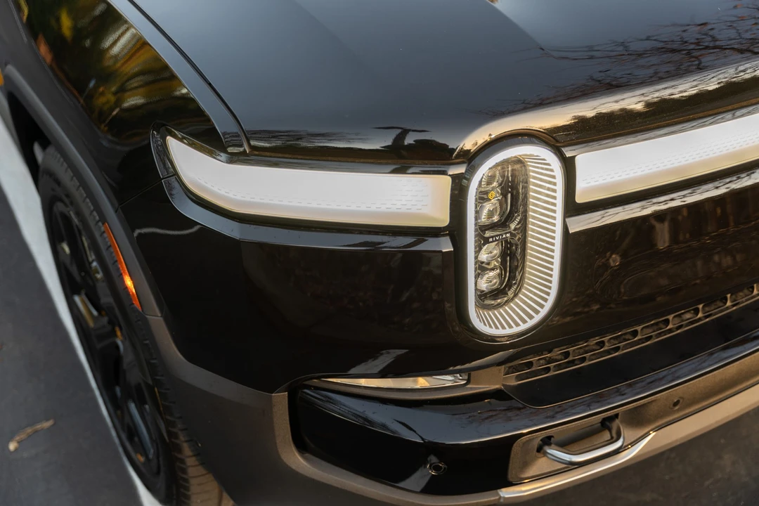 2023 Rivian R1S - Image 12 of 31