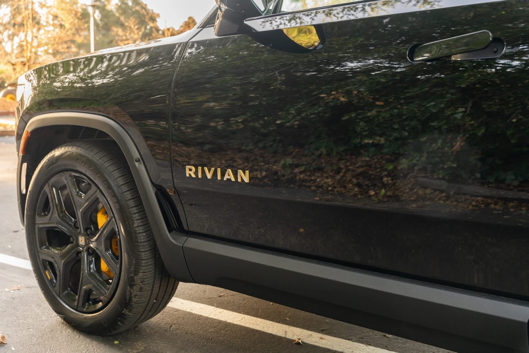2023 Rivian R1S - Image 20 of 31