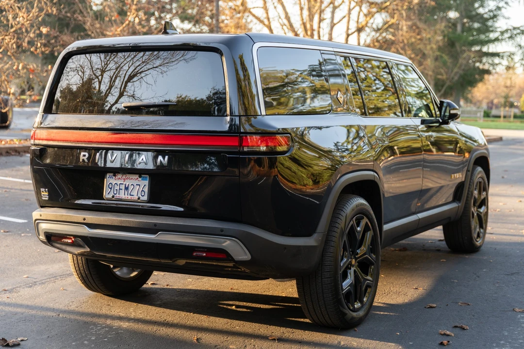 2023 Rivian R1S - Image 7 of 31