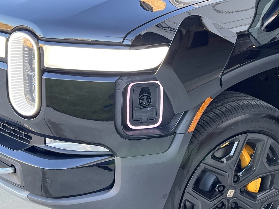 2023 Rivian R1S - Image 19 of 31
