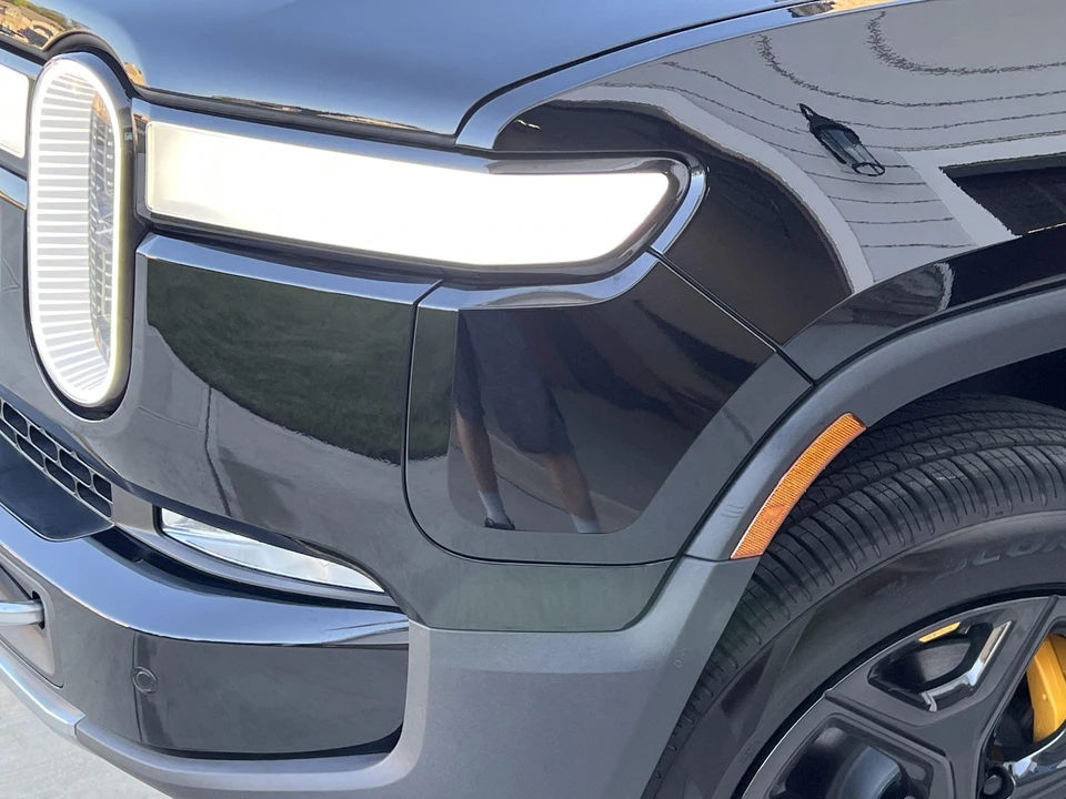 2023 Rivian R1S - Image 18 of 31