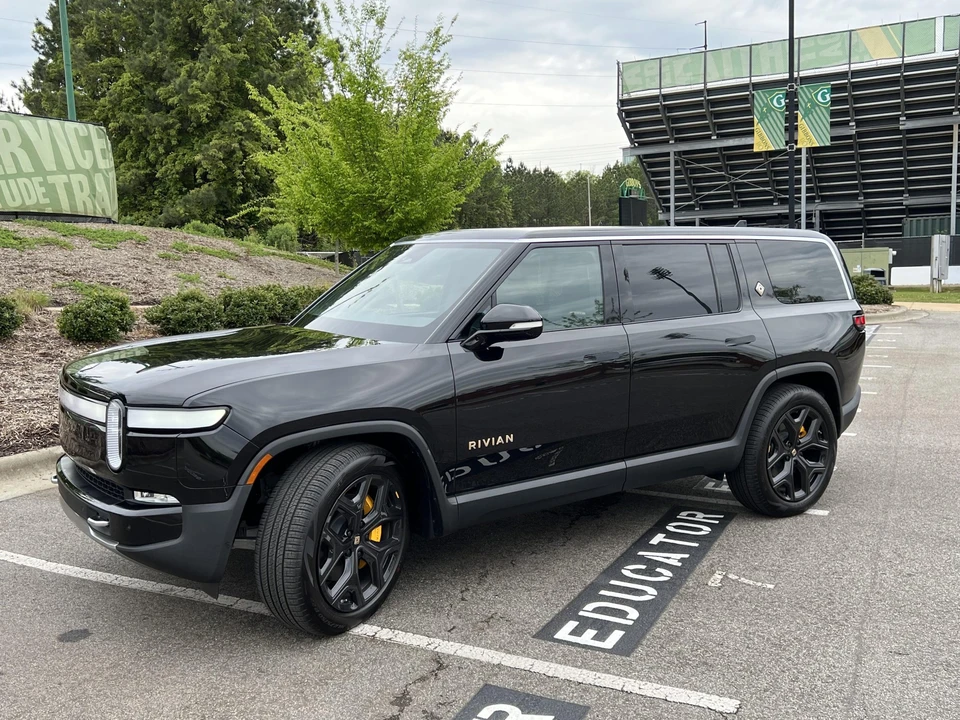 2023 Rivian R1S - Image 3 of 31