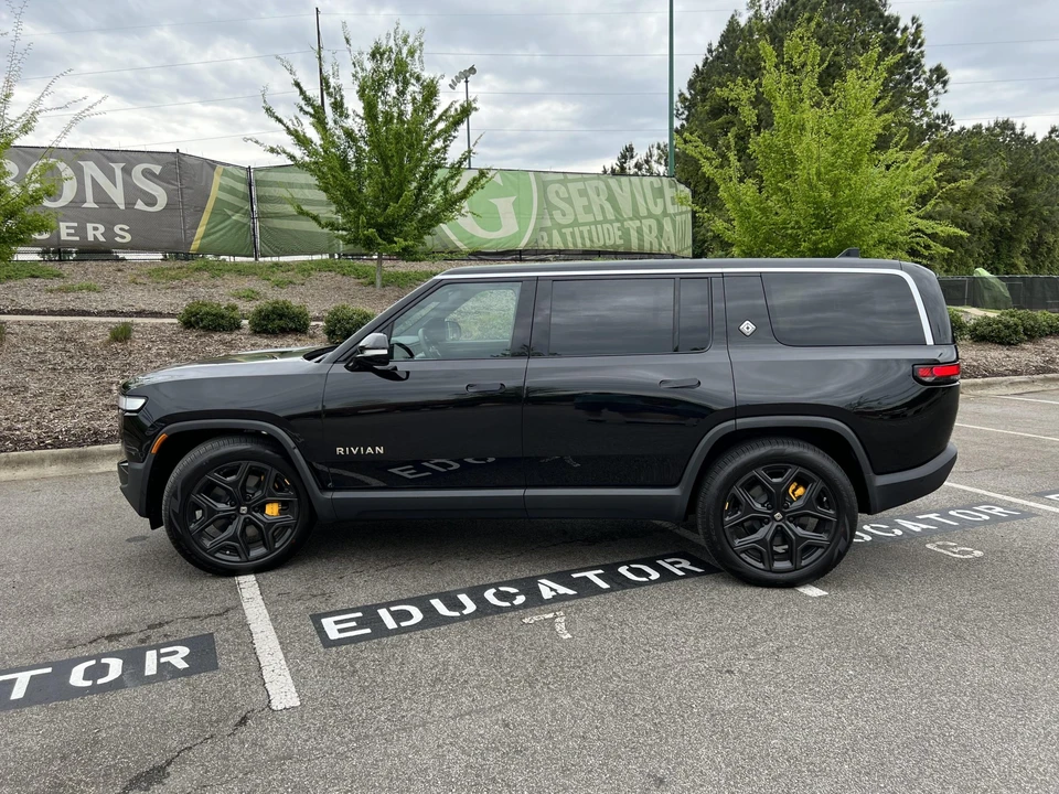 2023 Rivian R1S - Image 4 of 31