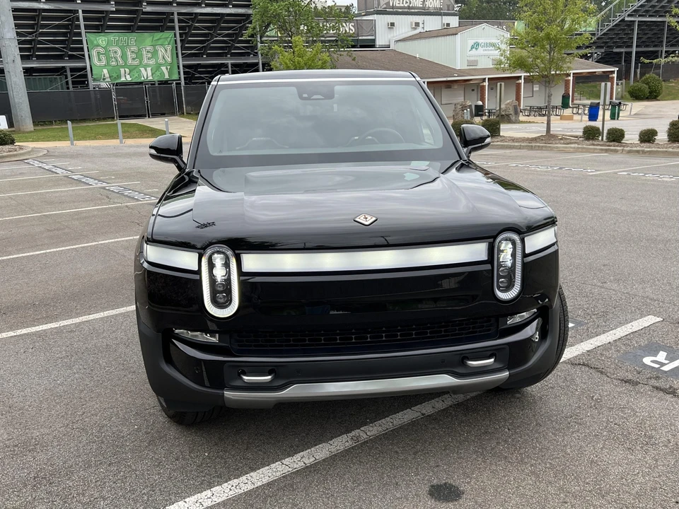 2023 Rivian R1S - Image 8 of 31