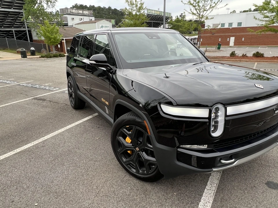 2023 Rivian R1S - Image 26 of 31