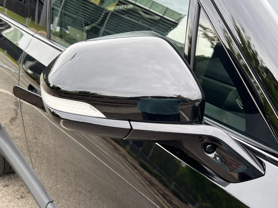2023 Rivian R1S - Image 25 of 31