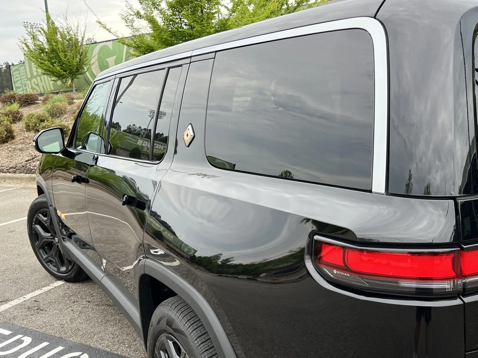 2023 Rivian R1S - Image 23 of 31