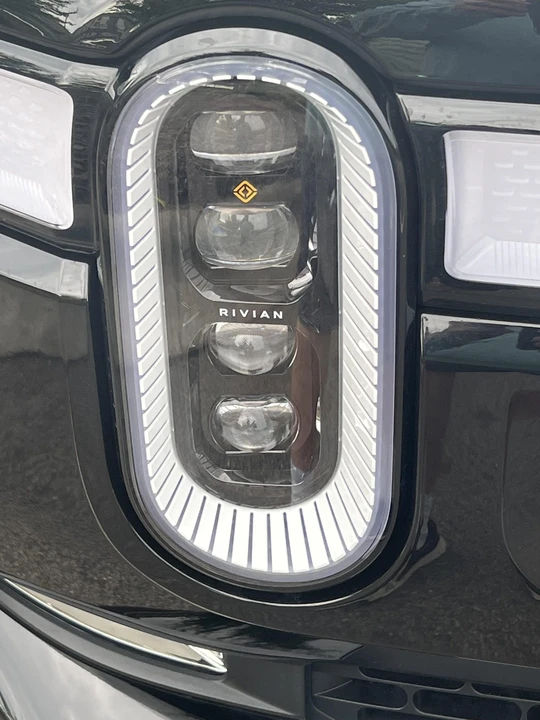 2023 Rivian R1S - Image 12 of 31