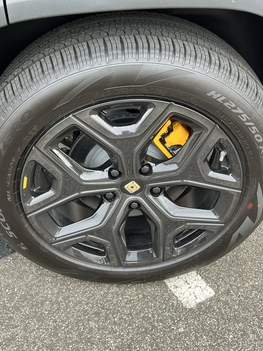 2023 Rivian R1S - Image 29 of 31