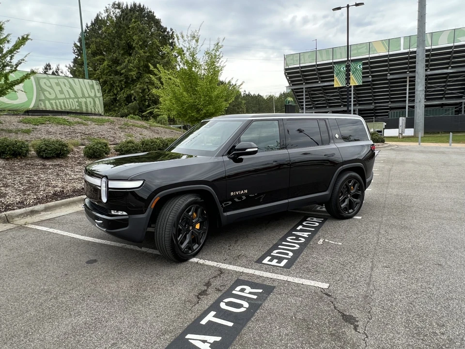 2023 Rivian R1S - Image 2 of 31