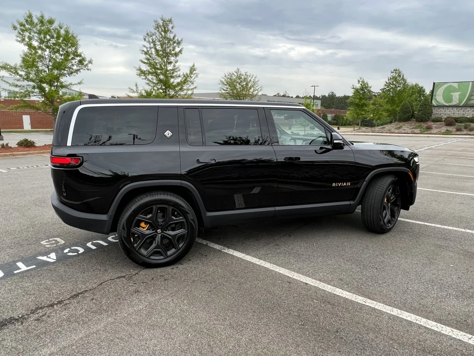 2023 Rivian R1S - Image 7 of 31