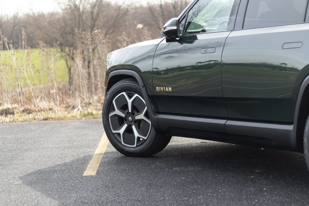 2023 Rivian R1S - Image 24 of 31