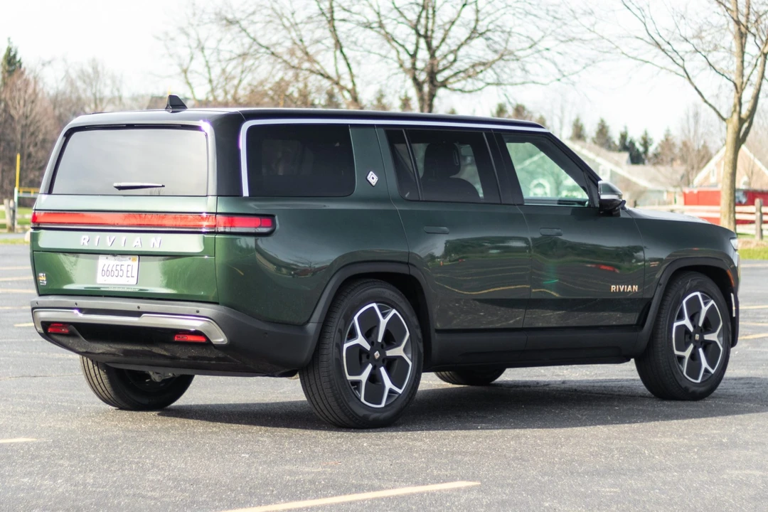 2023 Rivian R1S - Image 4 of 31