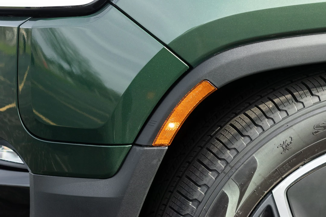 2023 Rivian R1S - Image 21 of 31