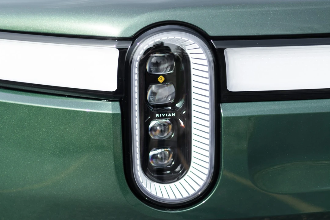 2023 Rivian R1S - Image 14 of 31