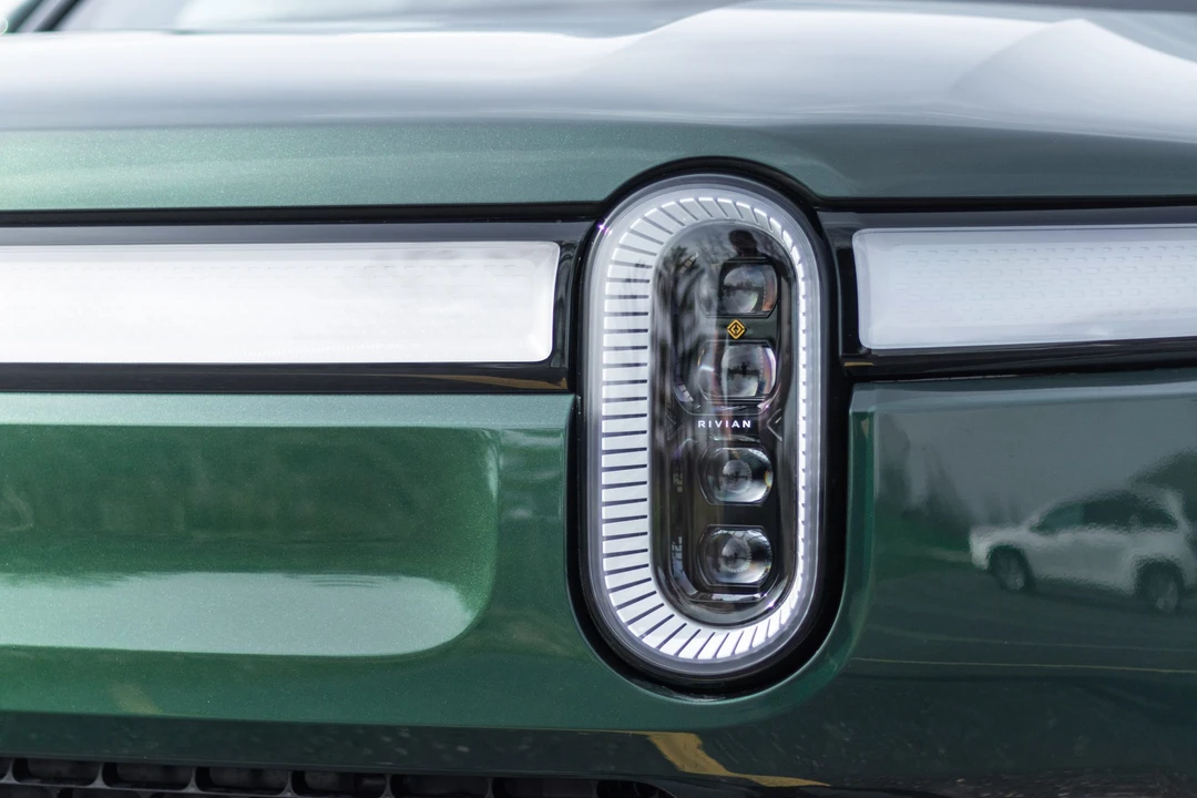 2023 Rivian R1S - Image 17 of 31