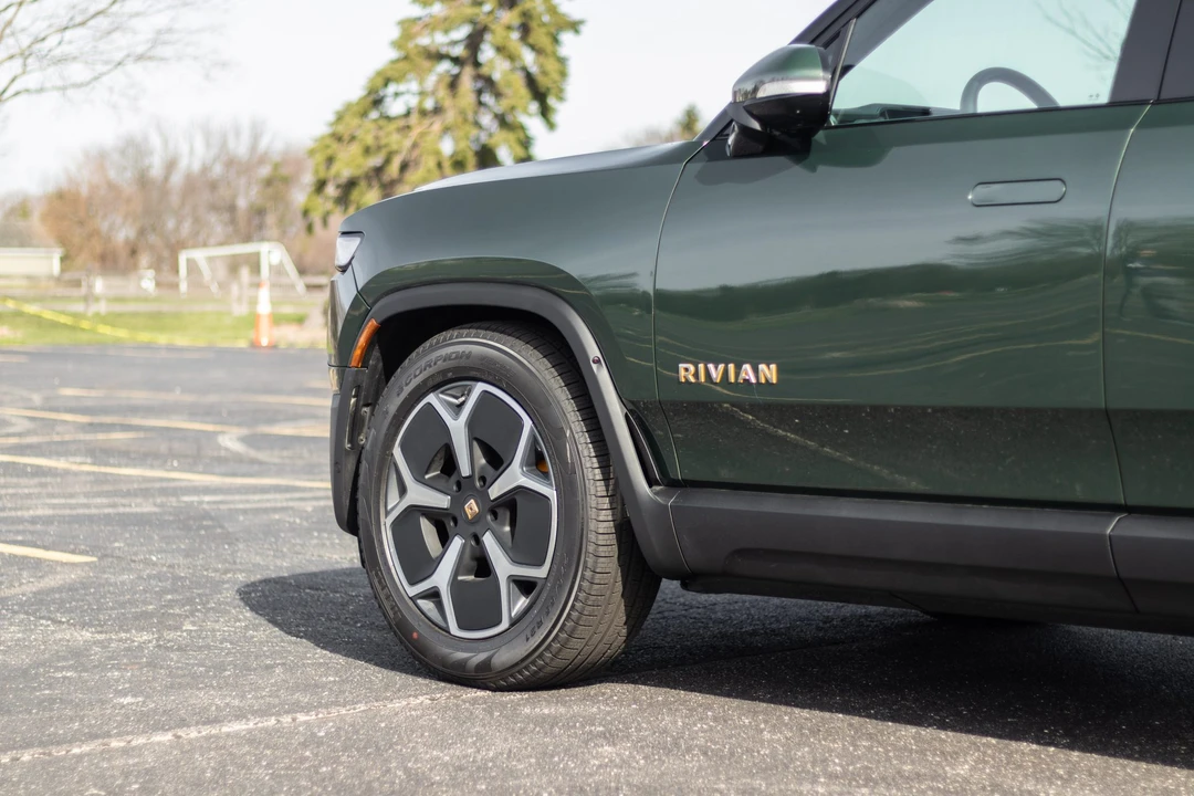 2023 Rivian R1S - Image 23 of 31