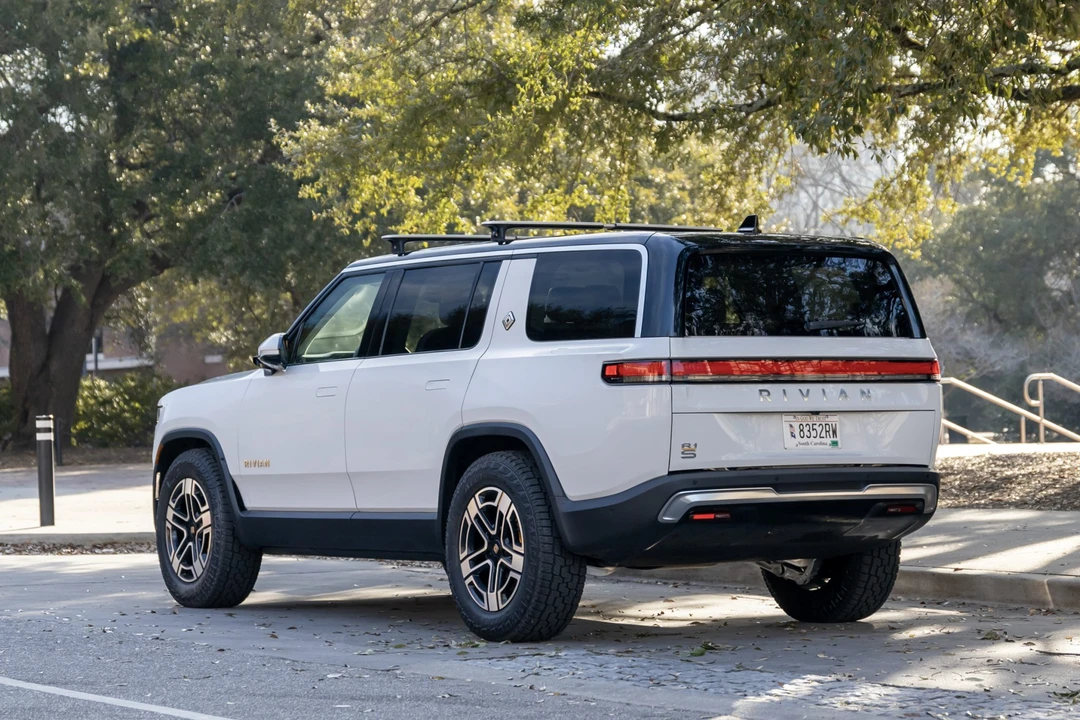 2023 Rivian R1S - Image 7 of 31