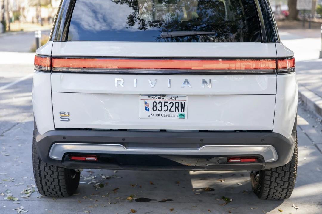 2023 Rivian R1S - Image 18 of 31