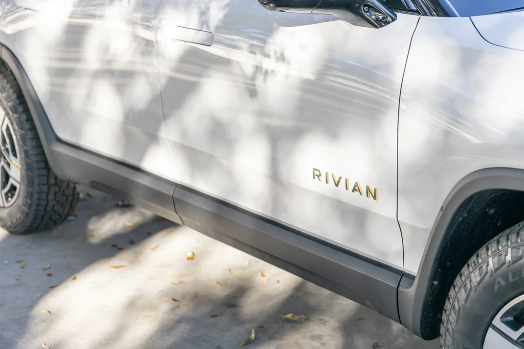 2023 Rivian R1S - Image 25 of 31