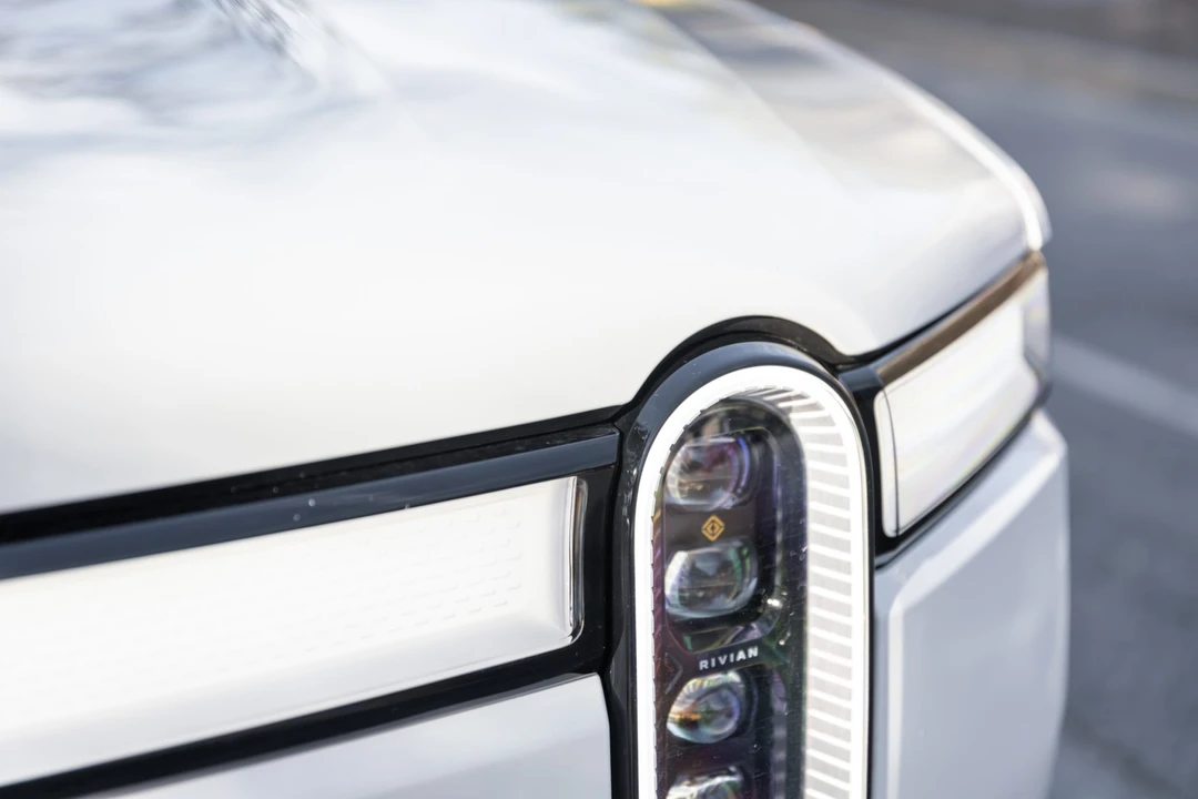 2023 Rivian R1S - Image 15 of 31