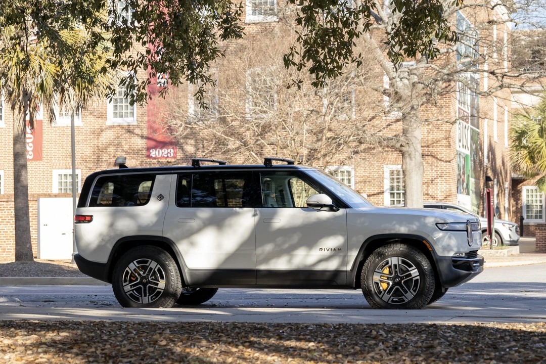 2023 Rivian R1S - Image 4 of 31