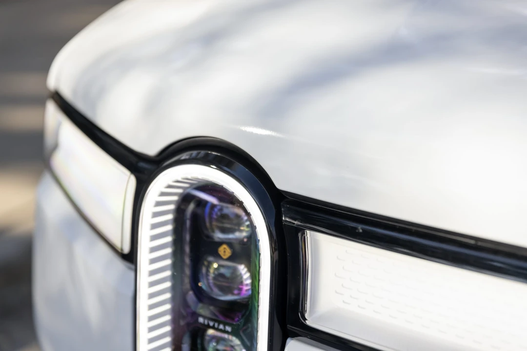 2023 Rivian R1S - Image 14 of 31