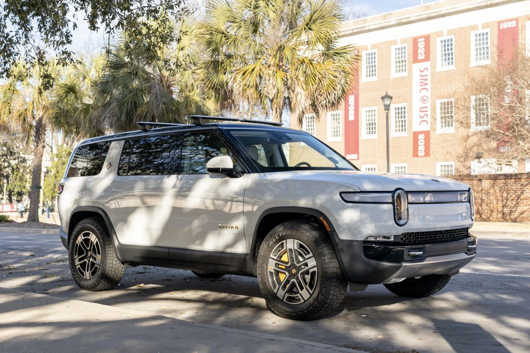 2023 Rivian R1S - Image 3 of 31