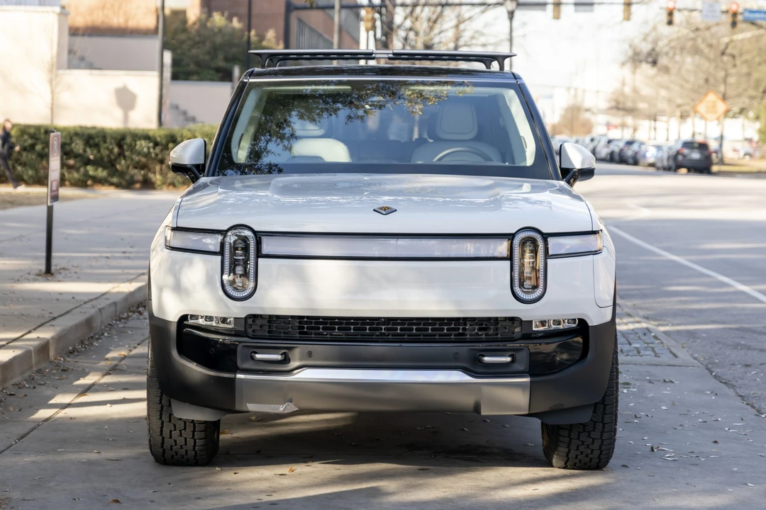2023 Rivian R1S - Image 2 of 31