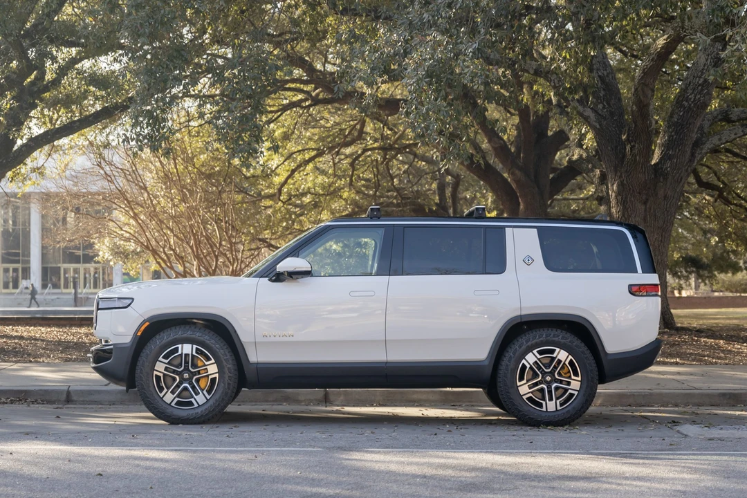 2023 Rivian R1S - Image 8 of 31