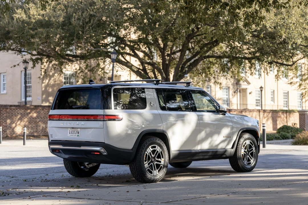 2023 Rivian R1S - Image 5 of 31