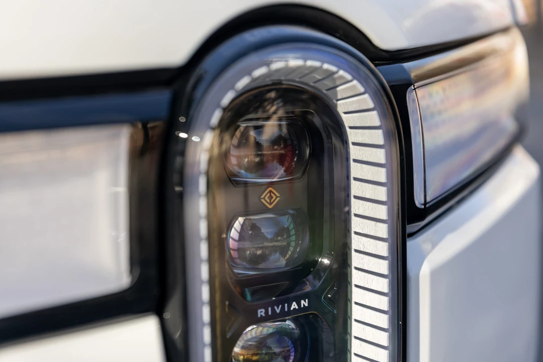 2023 Rivian R1S - Image 12 of 31