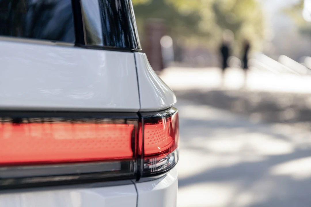 2023 Rivian R1S - Image 20 of 31