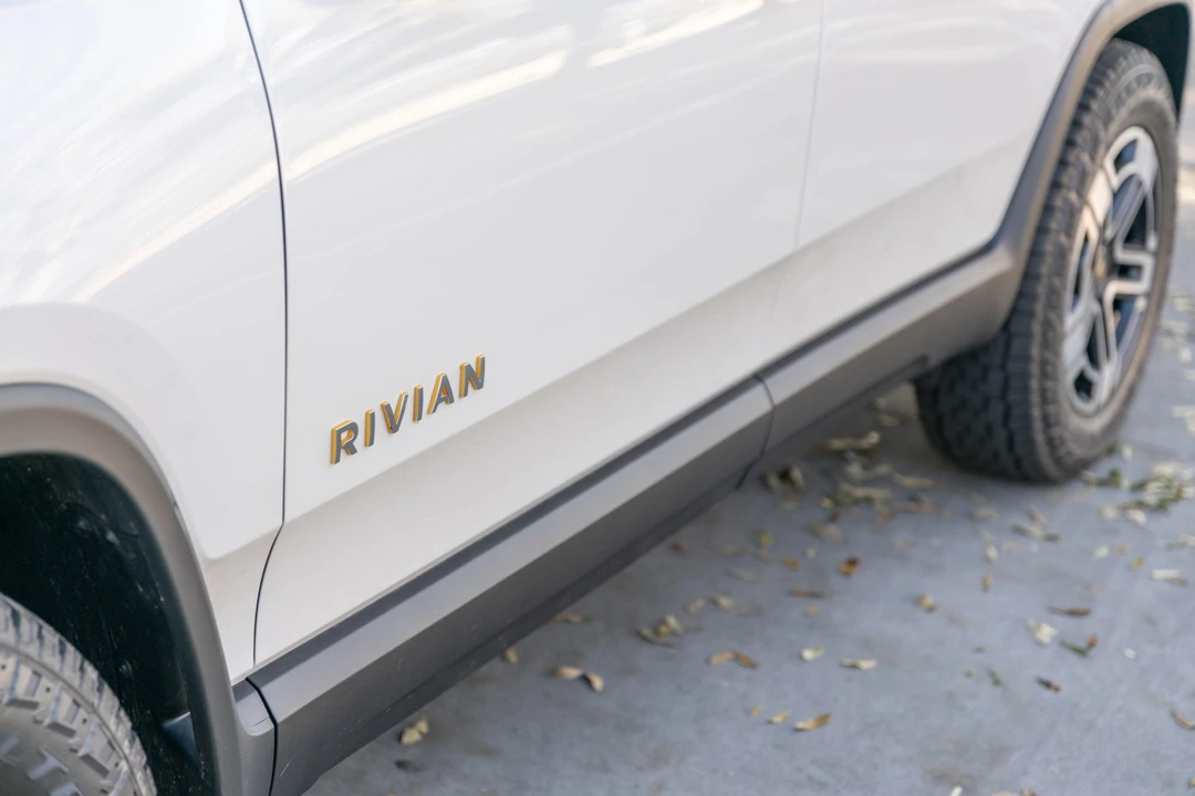 2023 Rivian R1S - Image 26 of 31