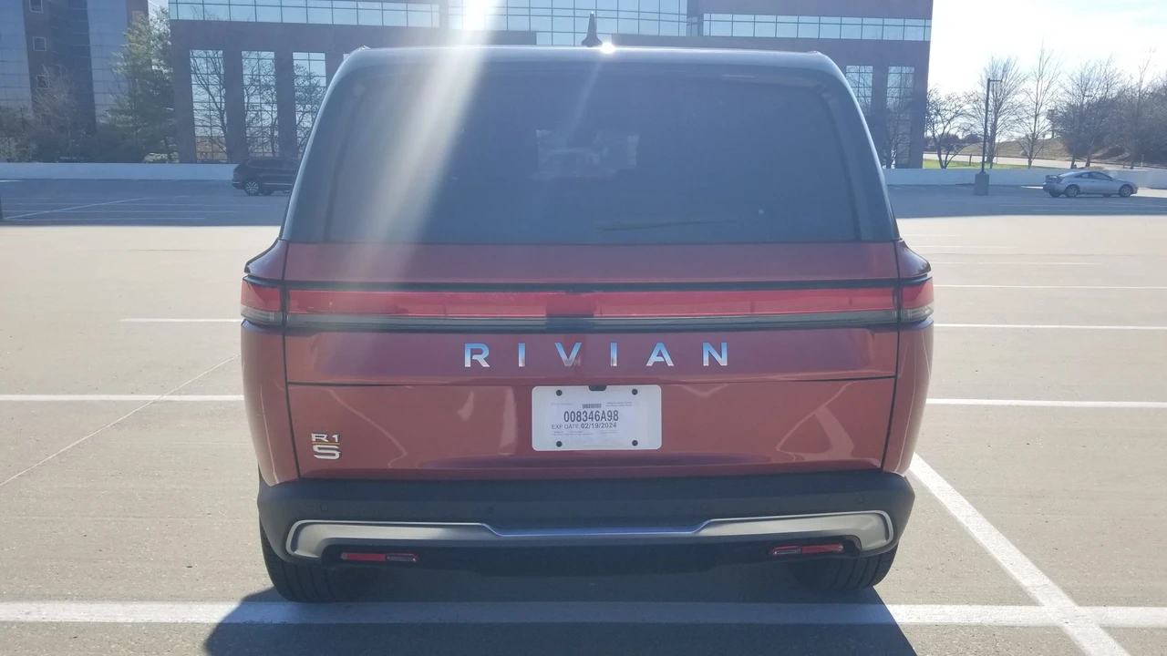 2023 Rivian R1S - Image 9 of 31