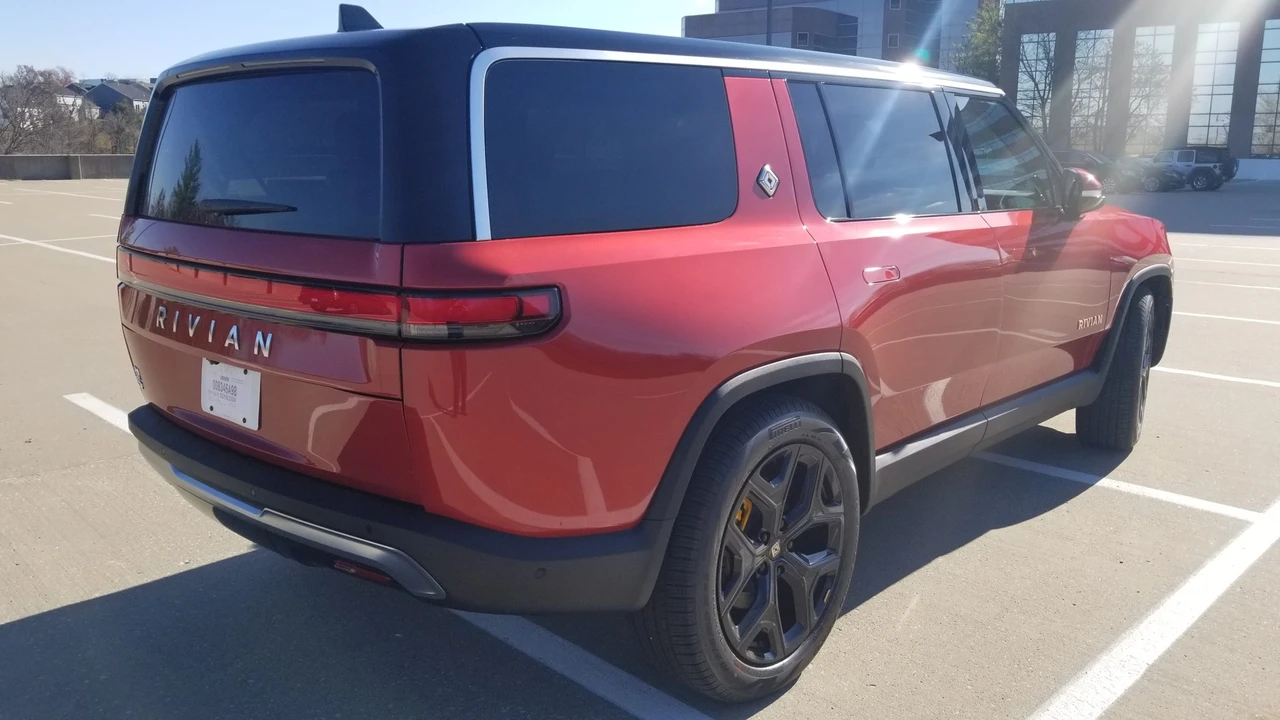 2023 Rivian R1S - Image 10 of 31