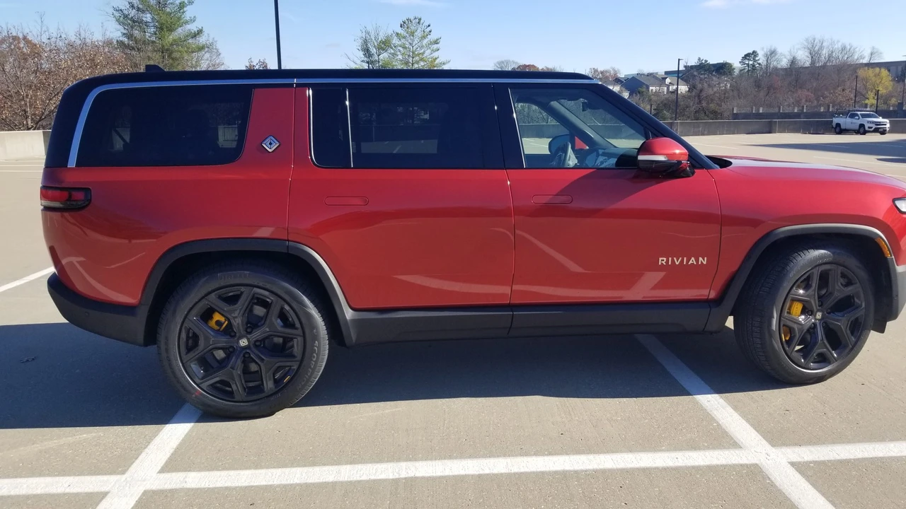 2023 Rivian R1S - Image 11 of 31