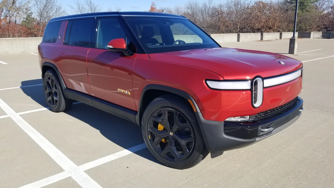 2023 Rivian R1S - Image 12 of 31