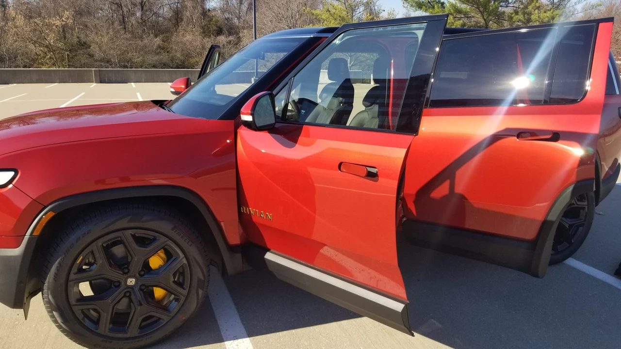 2023 Rivian R1S - Image 16 of 31