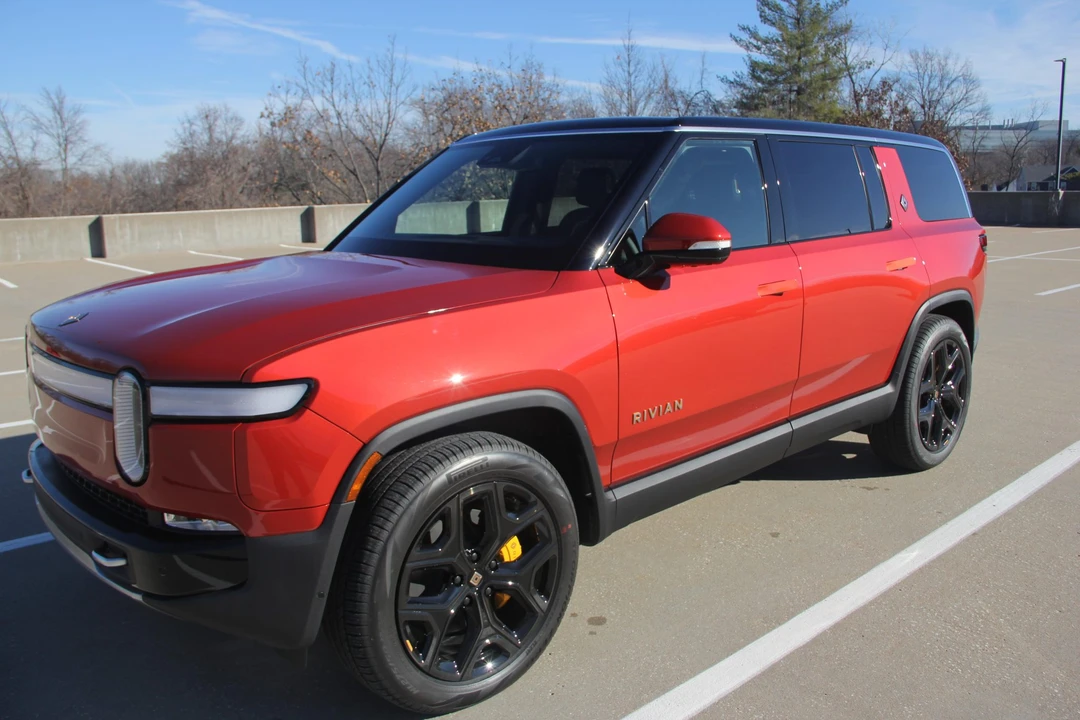 2023 Rivian R1S - Image 3 of 31