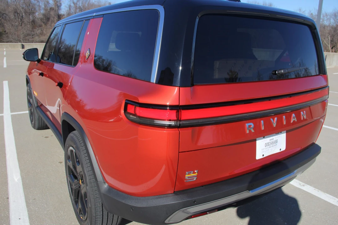 2023 Rivian R1S - Image 7 of 31
