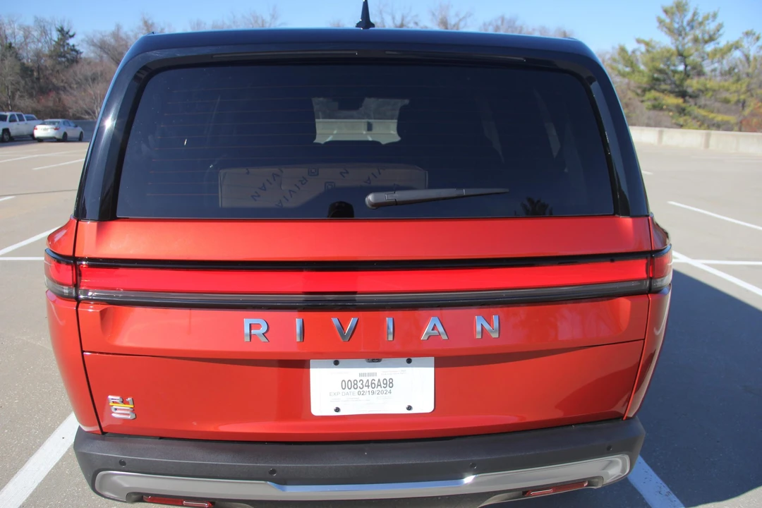 2023 Rivian R1S - Image 8 of 31